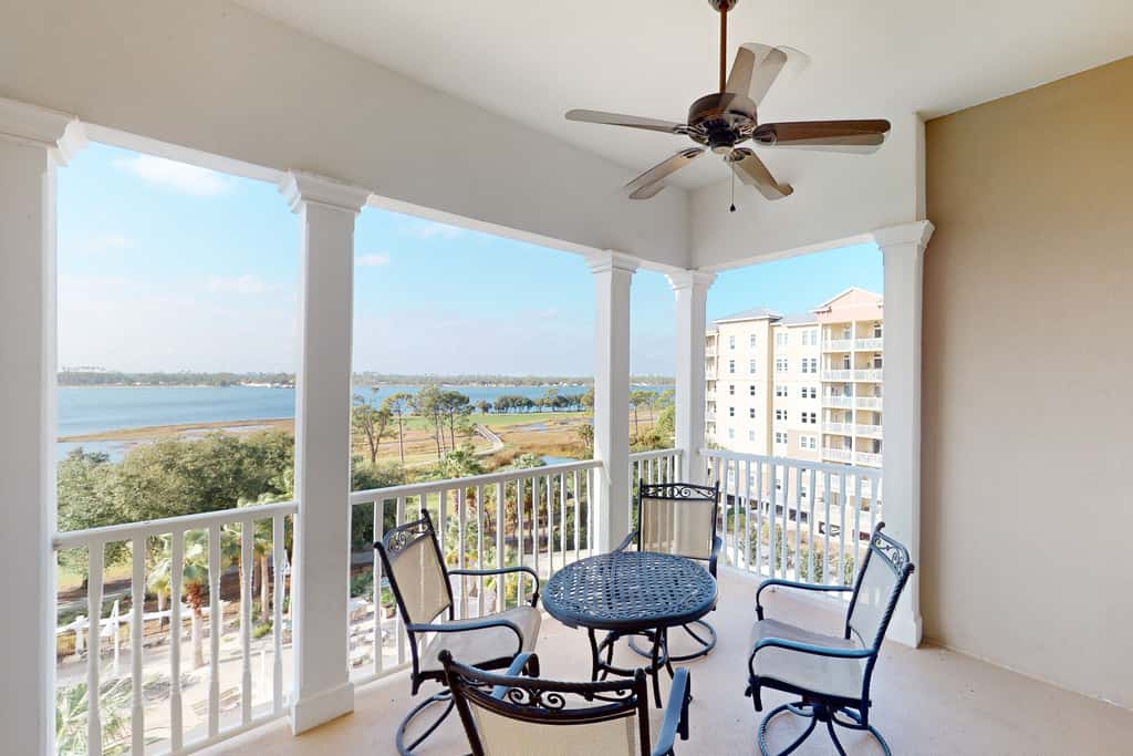 Bayfront condo with amazing views, shared hot tub & community pool