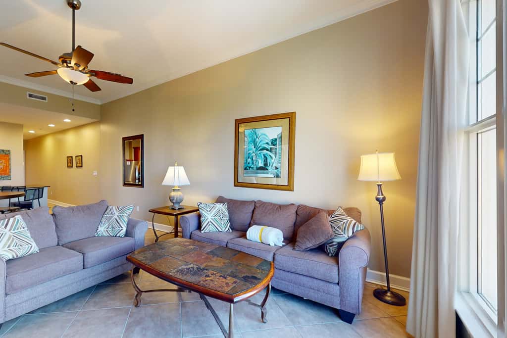 Bayfront condo with amazing views, shared hot tub & community pool