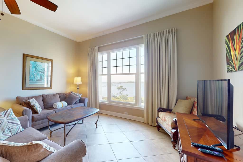 Bayfront condo with amazing views, shared hot tub & community pool