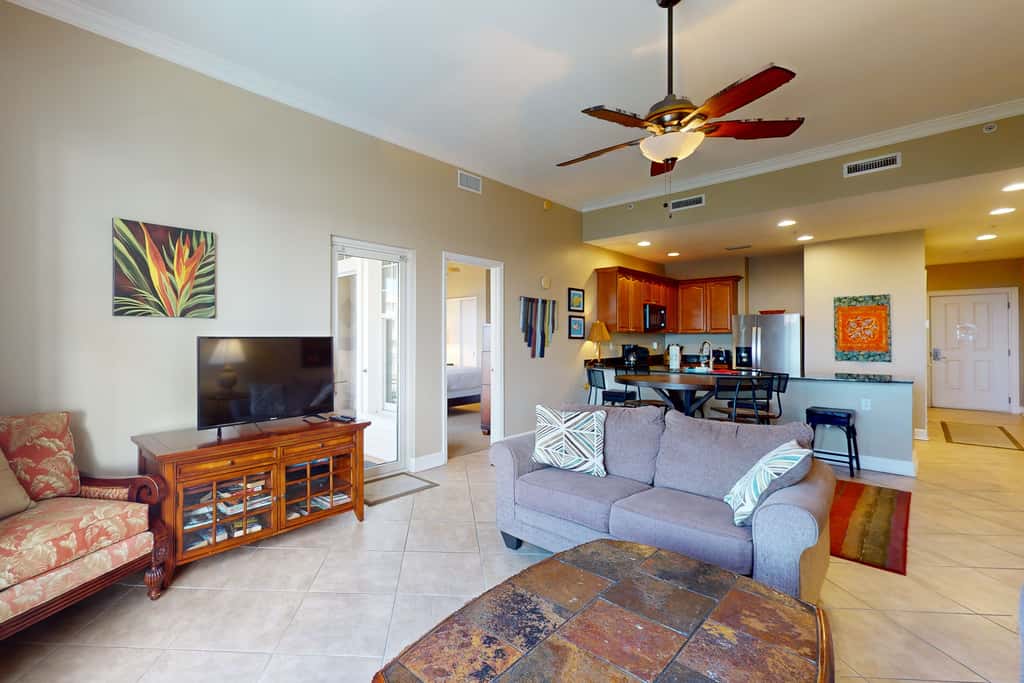 Bayfront condo with amazing views, shared hot tub & community pool