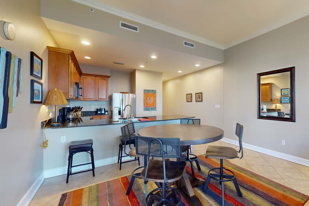 Bayfront condo with amazing views, shared hot tub & community pool