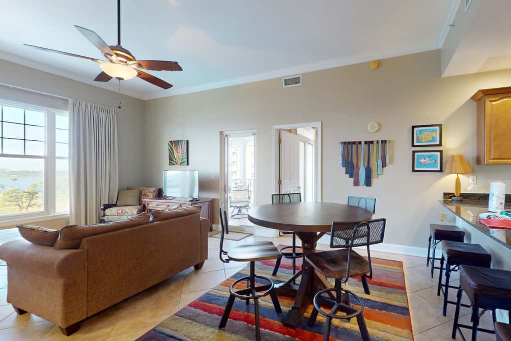 Bayfront condo with amazing views, shared hot tub & community pool
