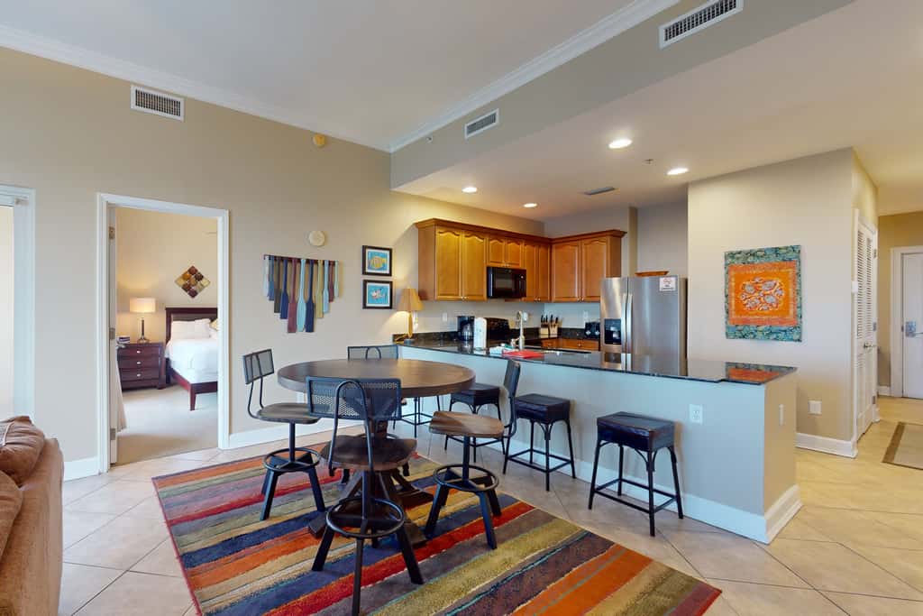 Bayfront condo with amazing views, shared hot tub & community pool