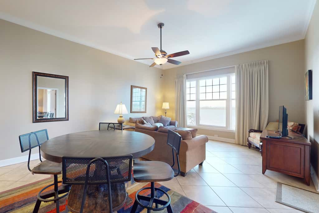 Bayfront condo with amazing views, shared hot tub & community pool