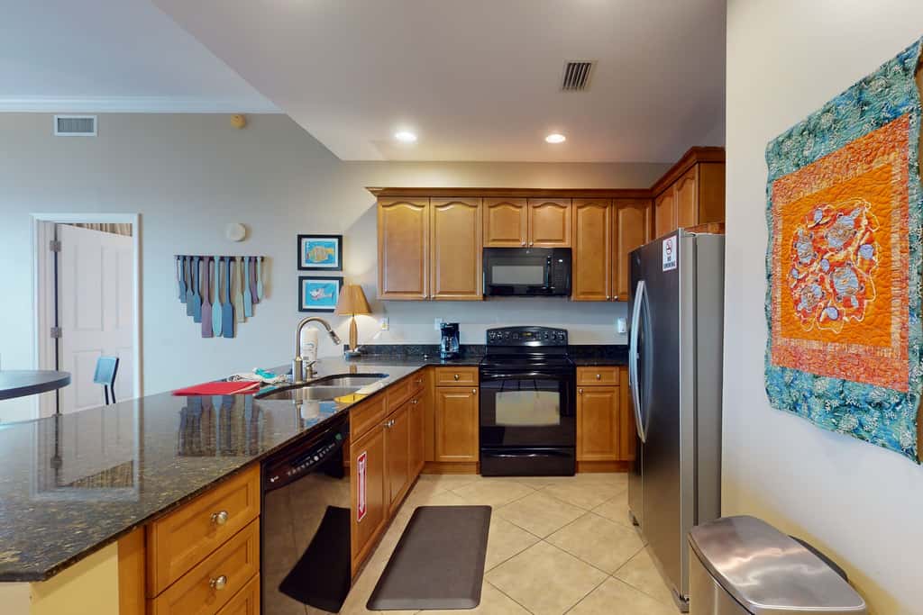 Bayfront condo with amazing views, shared hot tub & community pool