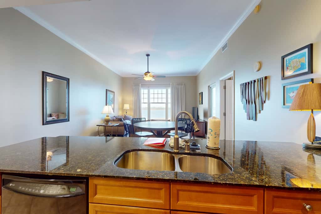 Bayfront condo with amazing views, shared hot tub & community pool