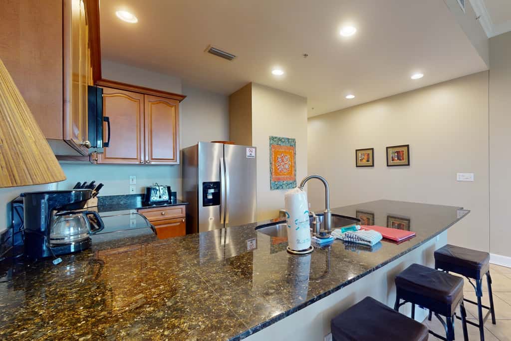 Bayfront condo with amazing views, shared hot tub & community pool