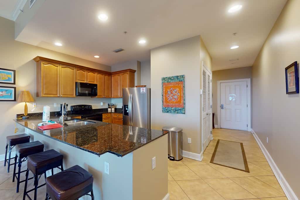 Bayfront condo with amazing views, shared hot tub & community pool
