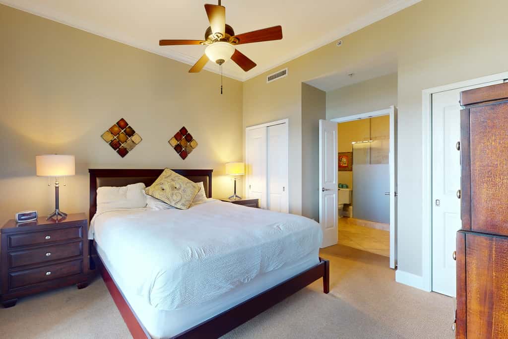 Bayfront condo with amazing views, shared hot tub & community pool