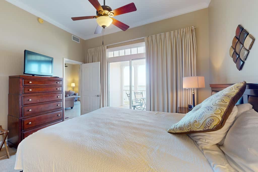 Bayfront condo with amazing views, shared hot tub & community pool