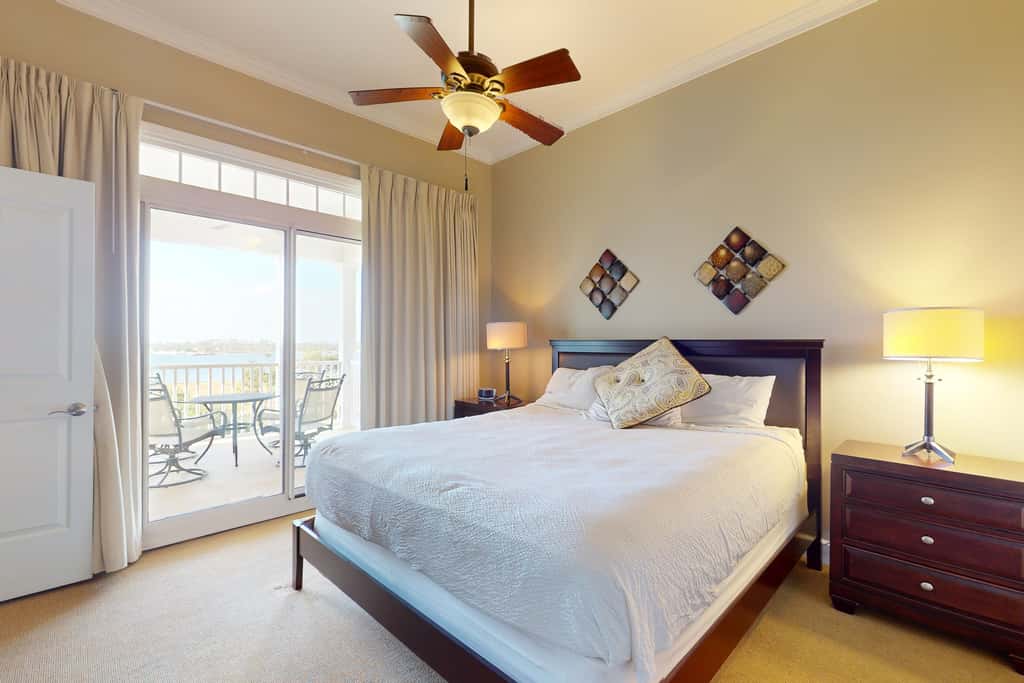Bayfront condo with amazing views, shared hot tub & community pool