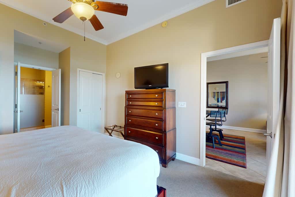 Bayfront condo with amazing views, shared hot tub & community pool