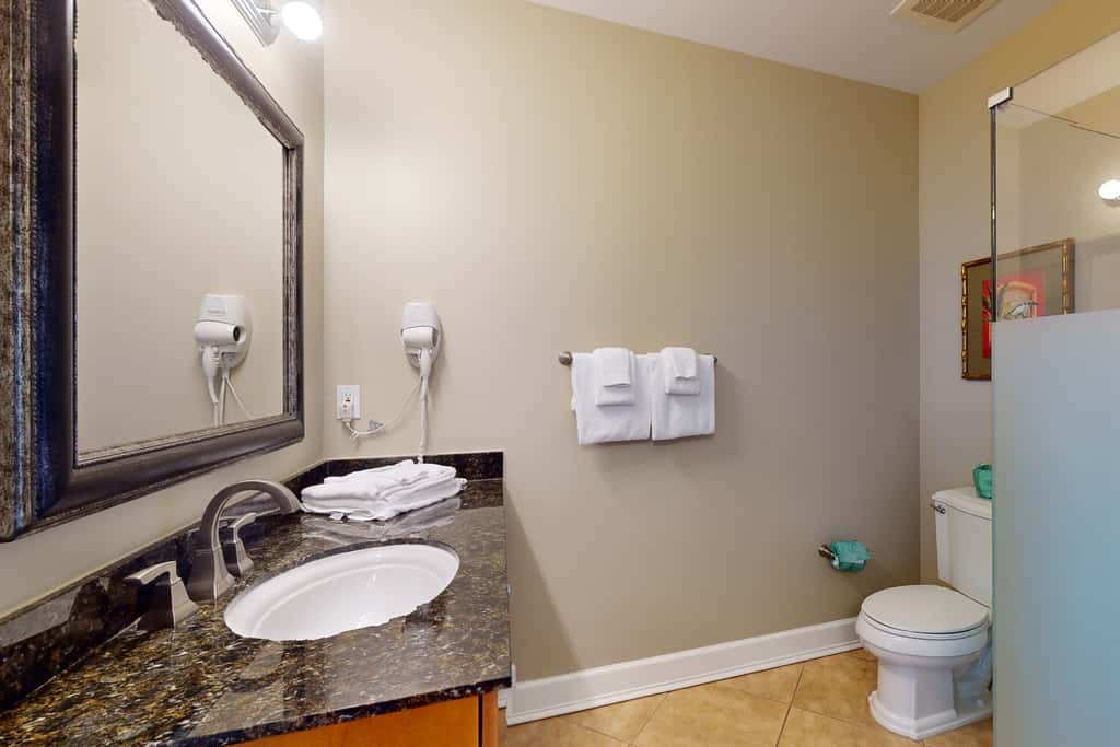 Bayfront condo with amazing views, shared hot tub & community pool