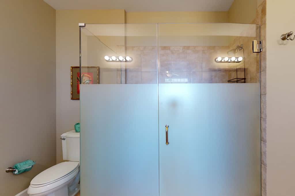 Bayfront condo with amazing views, shared hot tub & community pool