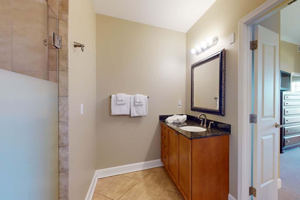 Bayfront condo with amazing views, shared hot tub & community pool
