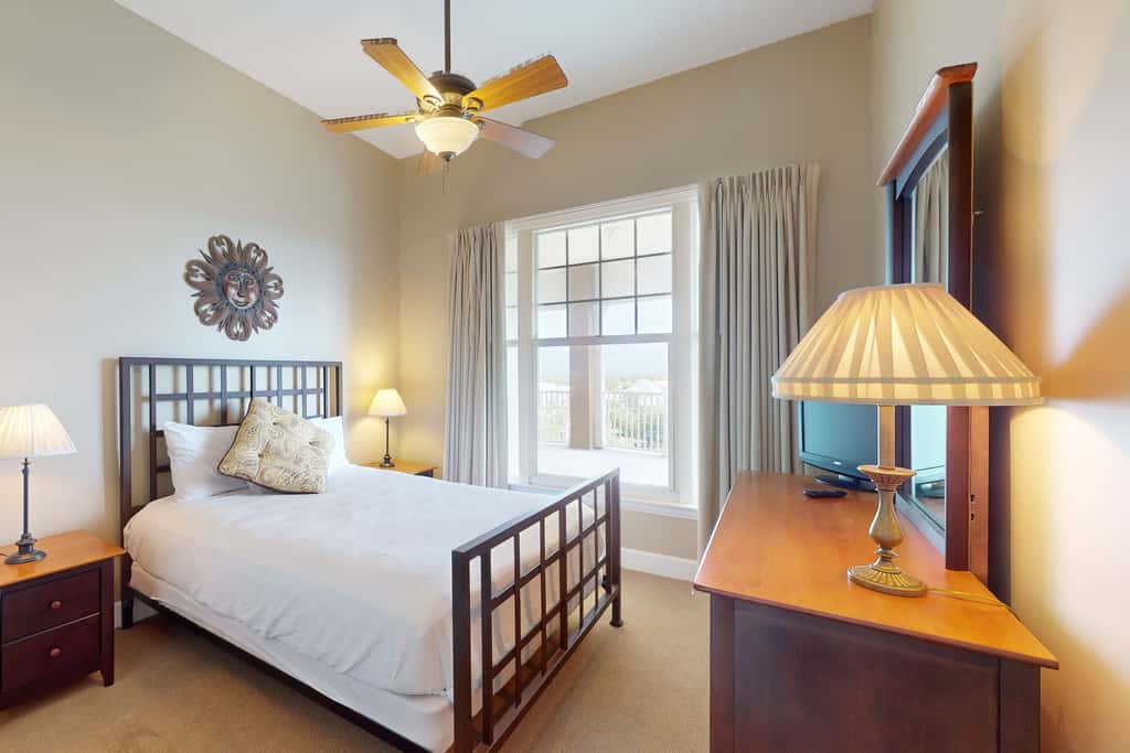 Bayfront condo with amazing views, shared hot tub & community pool