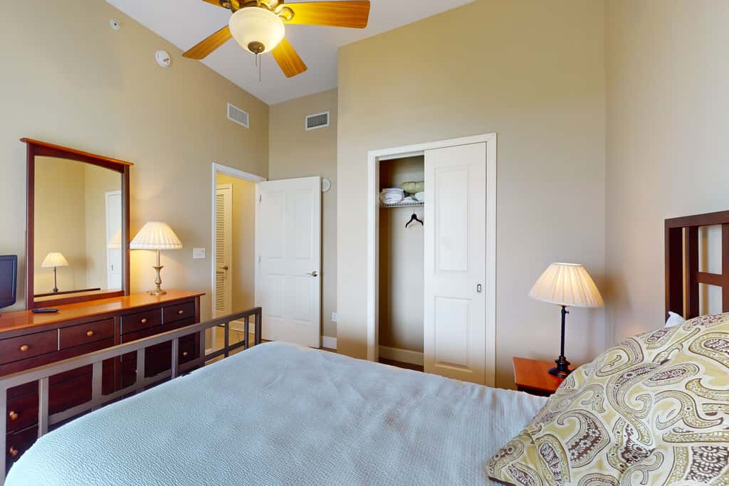 Bayfront condo with amazing views, shared hot tub & community pool
