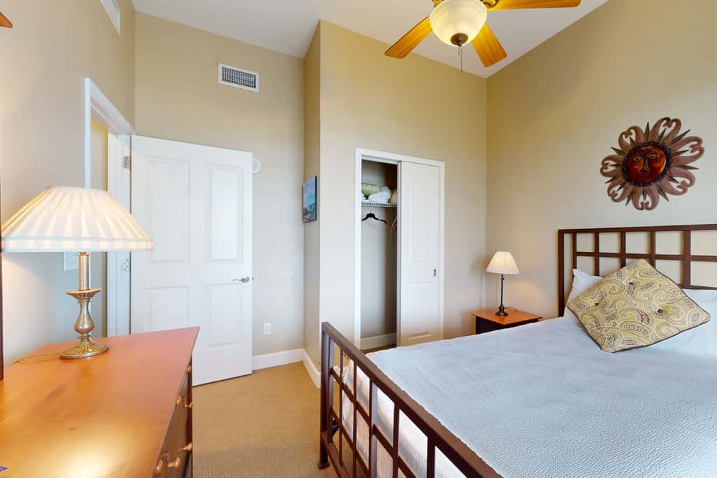 Bayfront condo with amazing views, shared hot tub & community pool