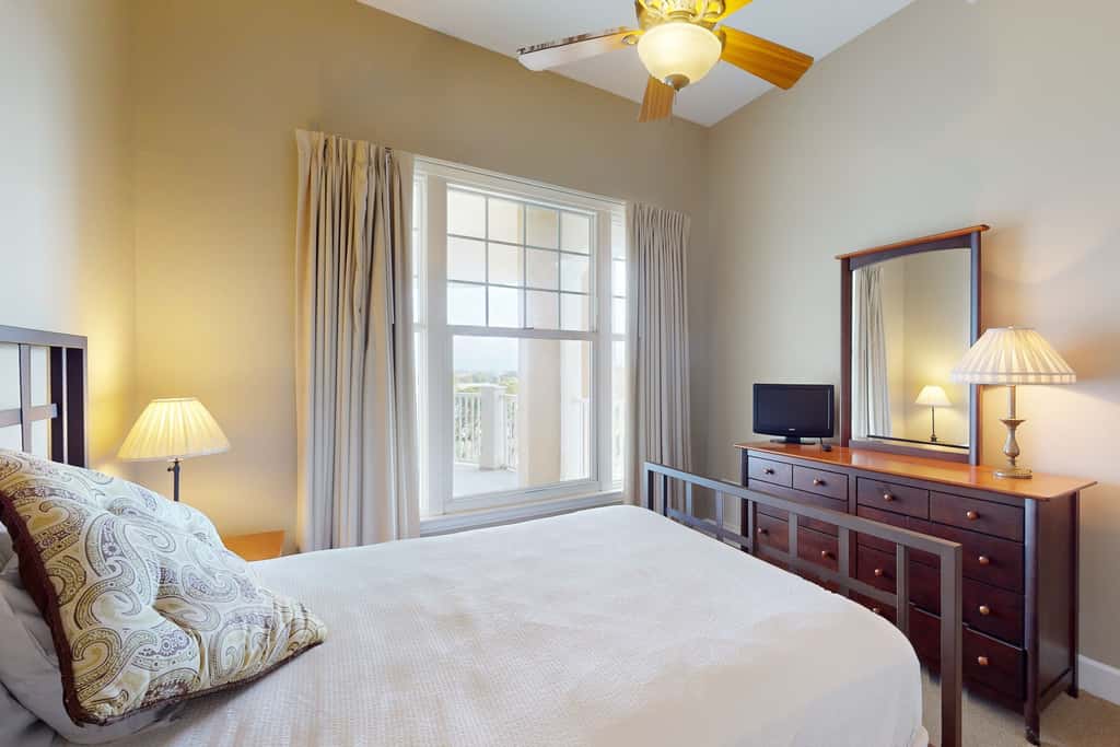 Bayfront condo with amazing views, shared hot tub & community pool