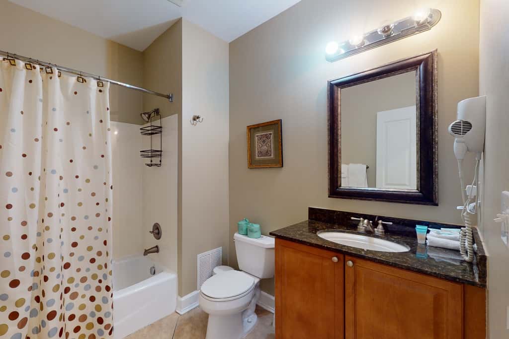 Bayfront condo with amazing views, shared hot tub & community pool