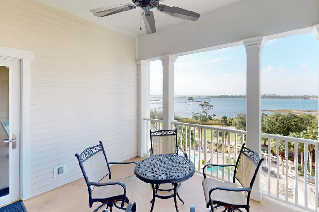 Bayfront condo with amazing views, shared hot tub & community pool