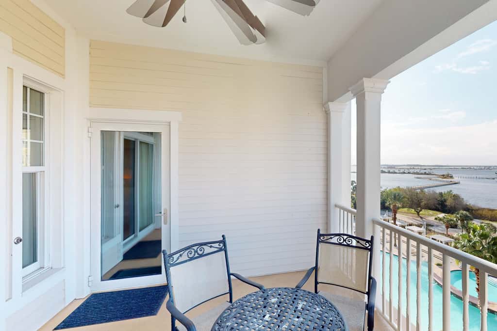 Bayfront condo with amazing views, shared hot tub & community pool