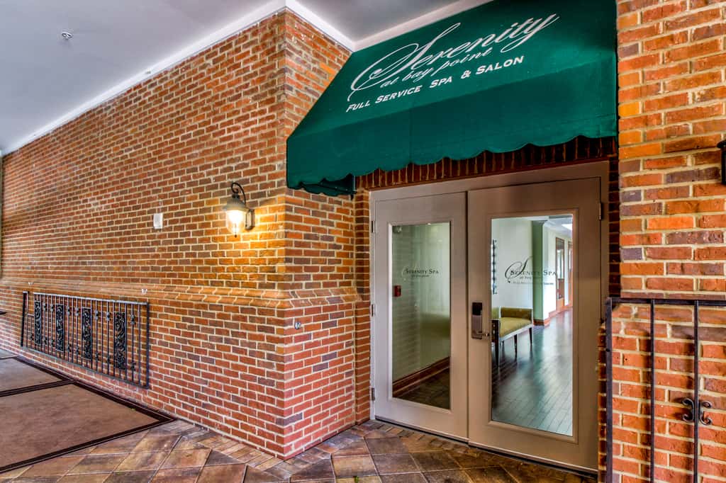 Bayfront condo with amazing views, shared hot tub & community pool
