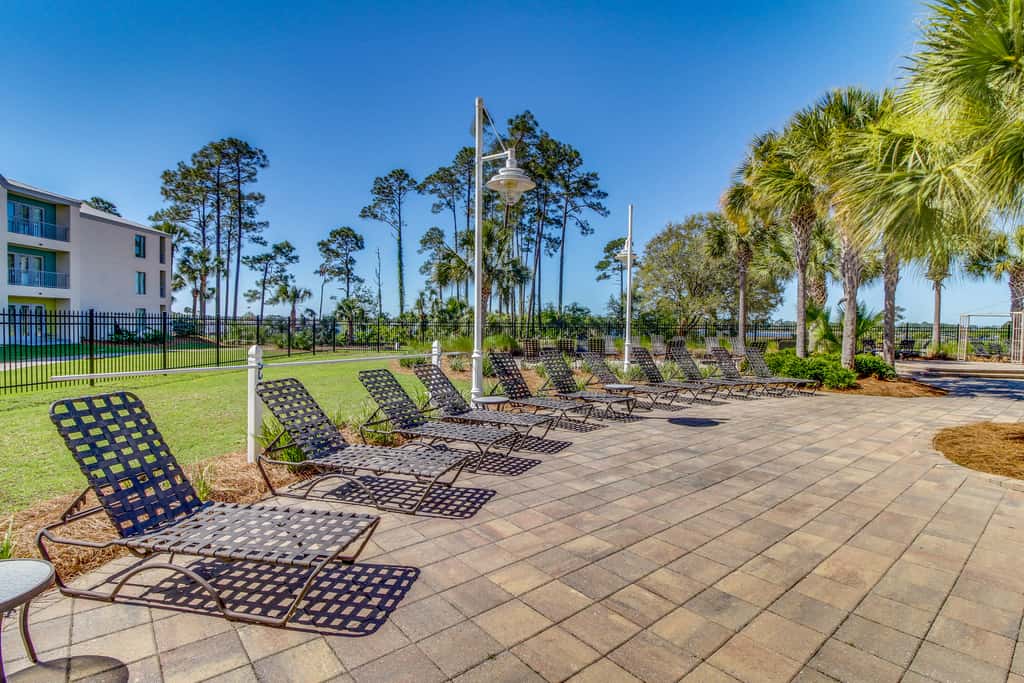 Bayfront condo with amazing views, shared hot tub & community pool