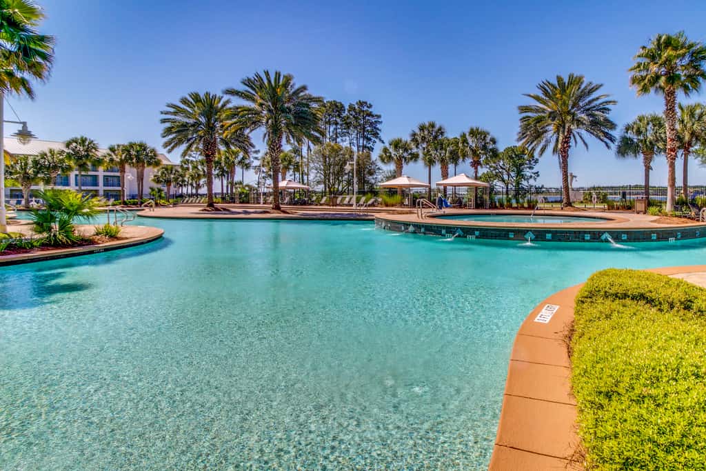 Bayfront condo with amazing views, shared hot tub & community pool