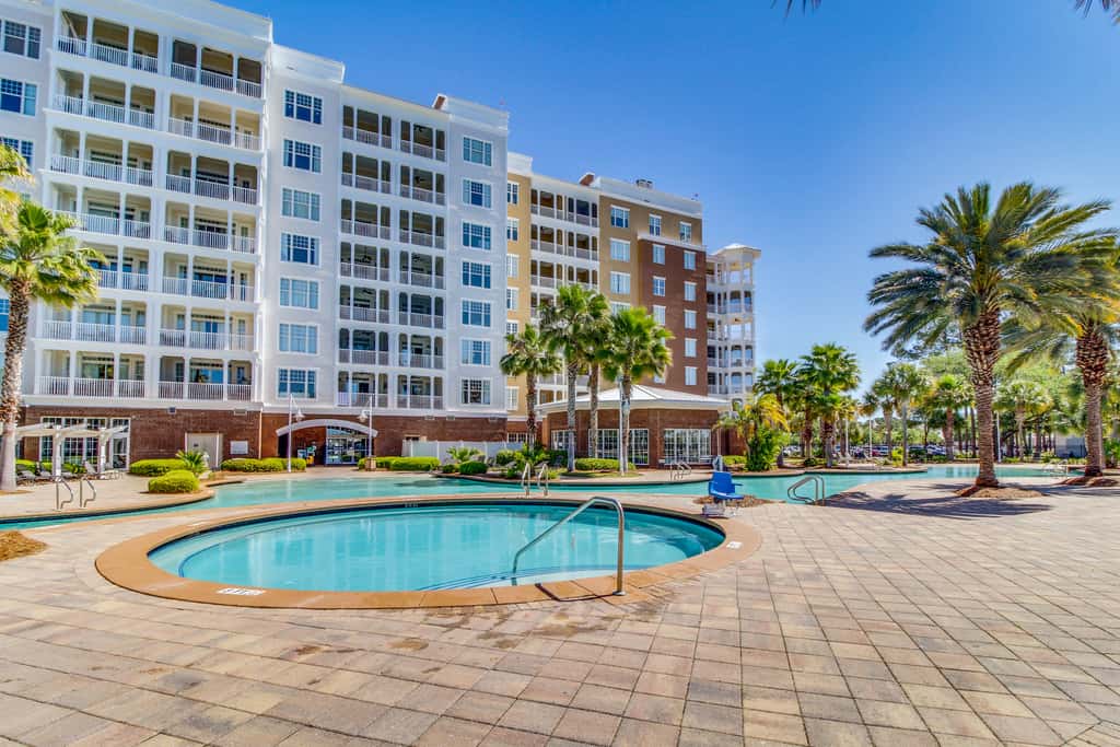 Bayfront condo with amazing views, shared hot tub & community pool