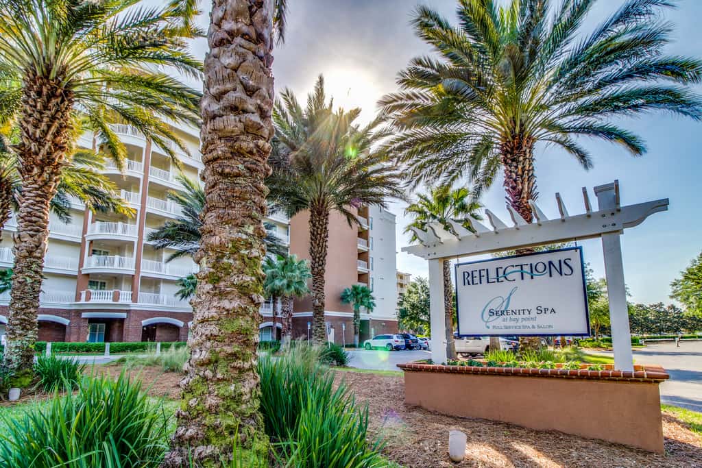 Bayfront condo with amazing views, shared hot tub & community pool
