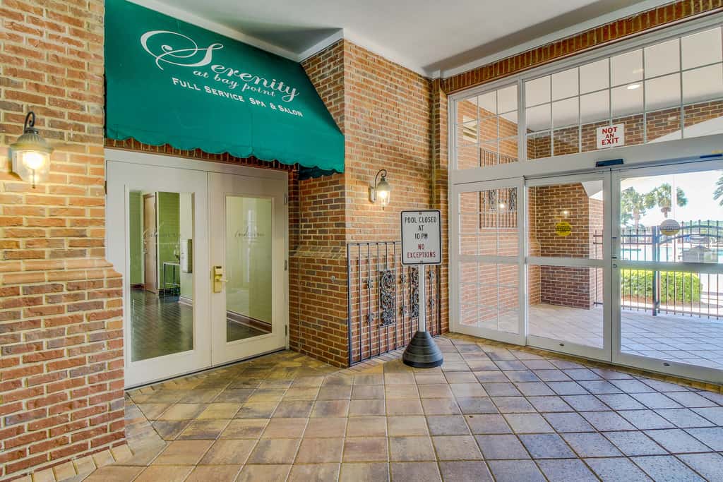 Bayfront condo with amazing views, shared hot tub & community pool