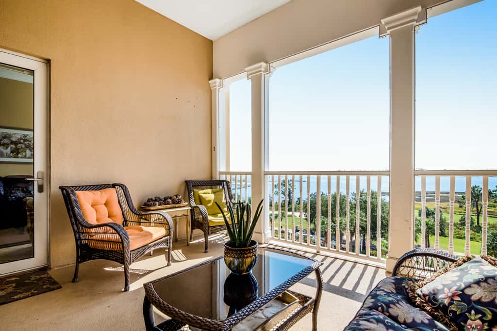 Bay-facing condo with majestic view & shared lagoon-style pool,hot tub