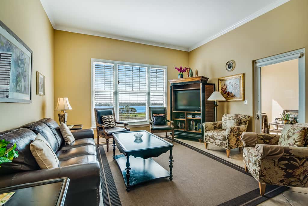 Bay-facing condo with majestic view & shared lagoon-style pool,hot tub