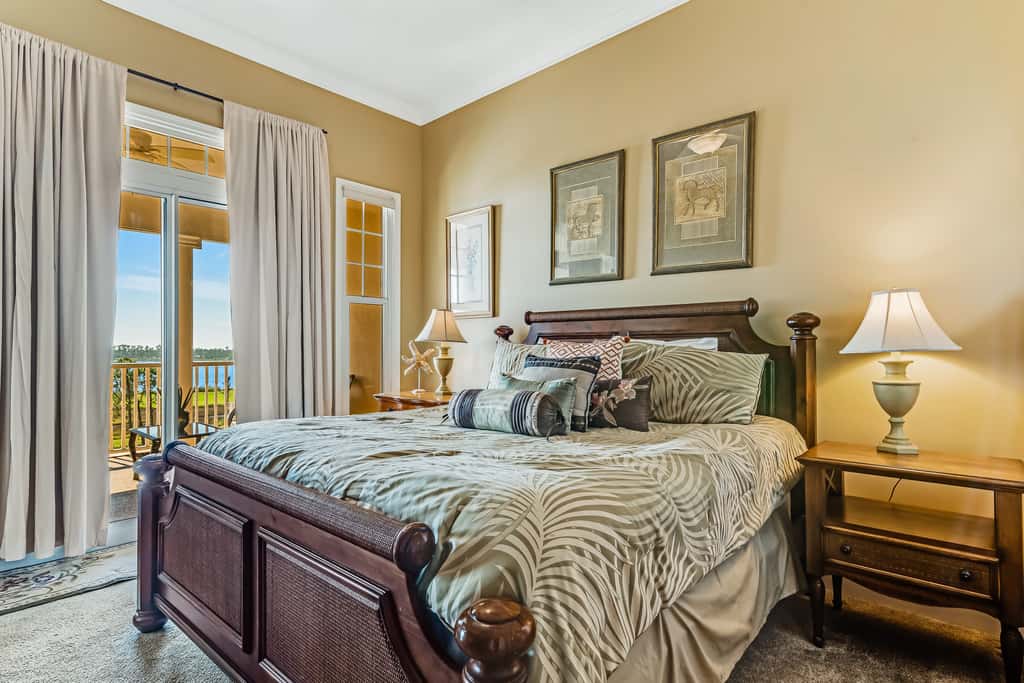 Bay-facing condo with majestic view & shared lagoon-style pool,hot tub