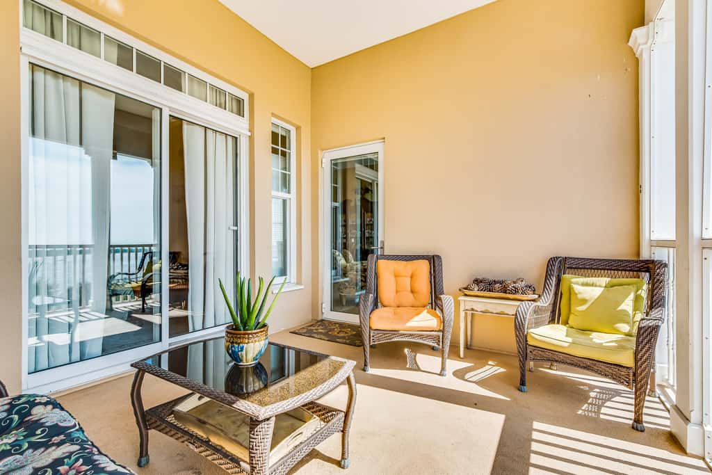 Bay-facing condo with majestic view & shared lagoon-style pool,hot tub