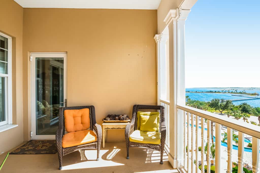 Bay-facing condo with majestic view & shared lagoon-style pool,hot tub