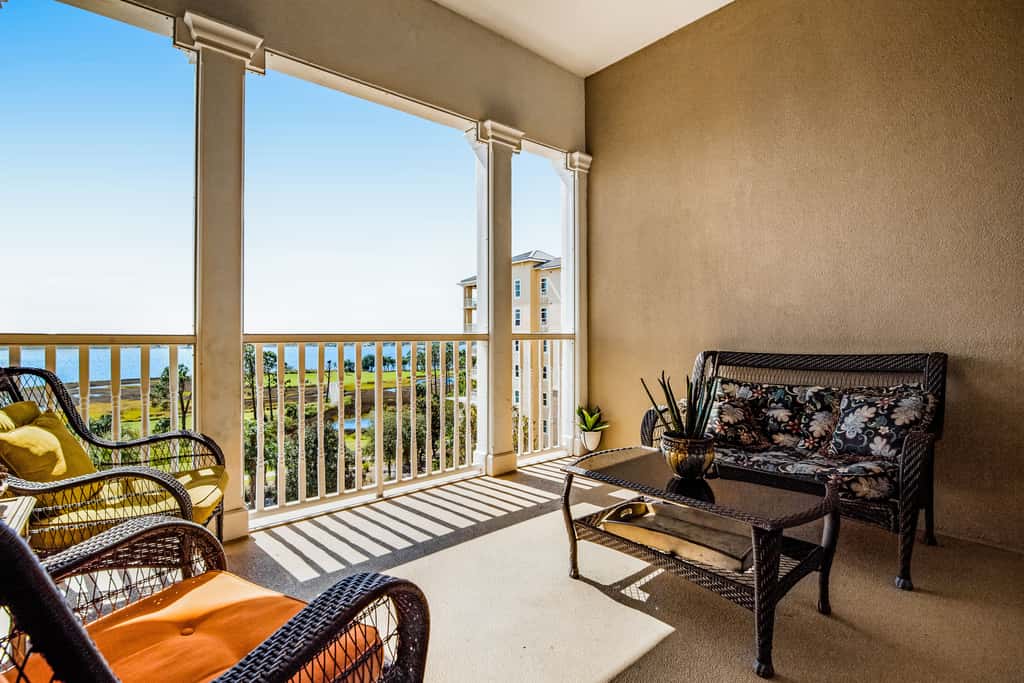 Bay-facing condo with majestic view & shared lagoon-style pool,hot tub