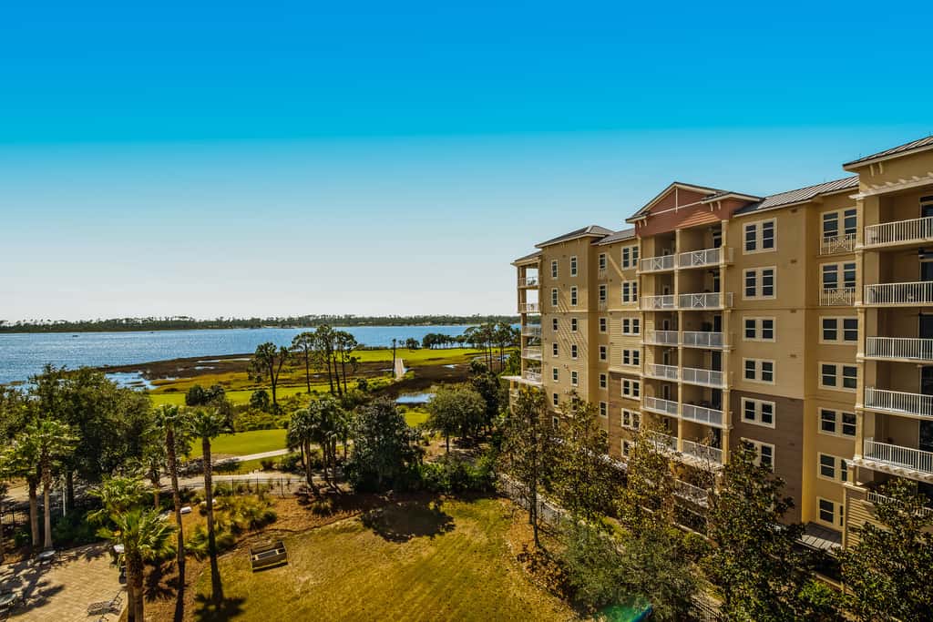 Bay-facing condo with majestic view & shared lagoon-style pool,hot tub
