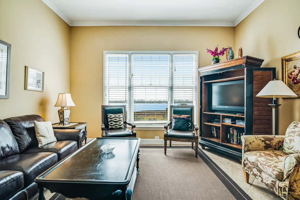 Bay-facing condo with majestic view & shared lagoon-style pool,hot tub