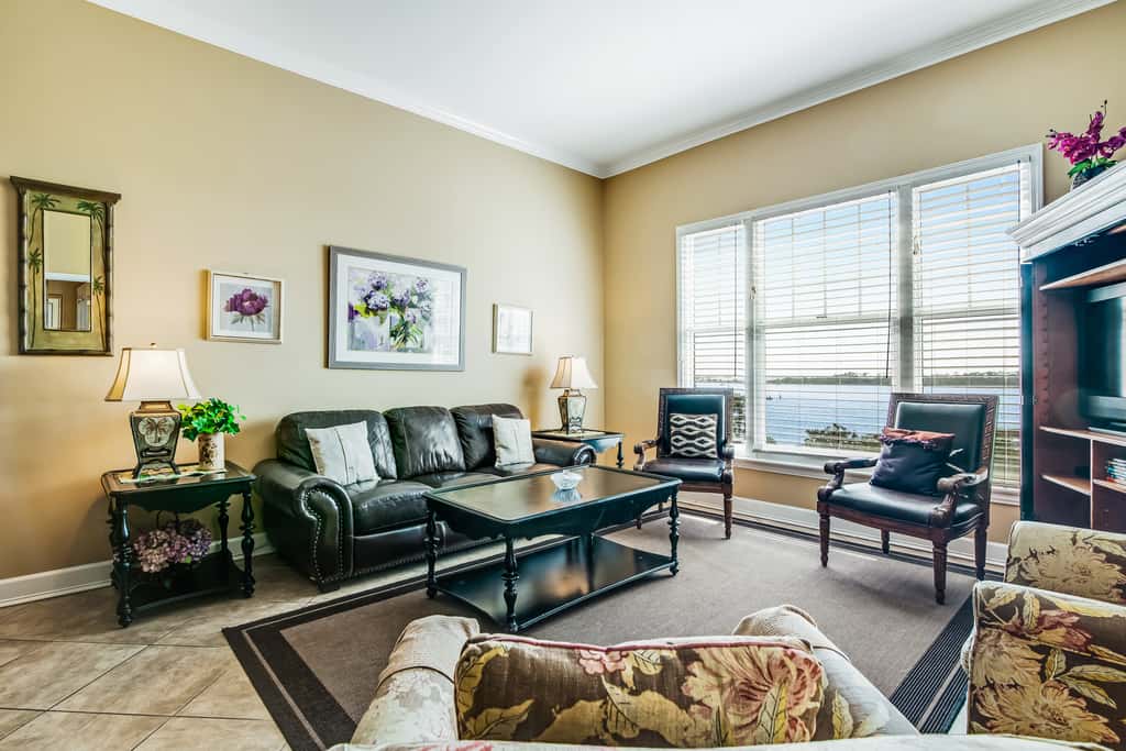 Bay-facing condo with majestic view & shared lagoon-style pool,hot tub