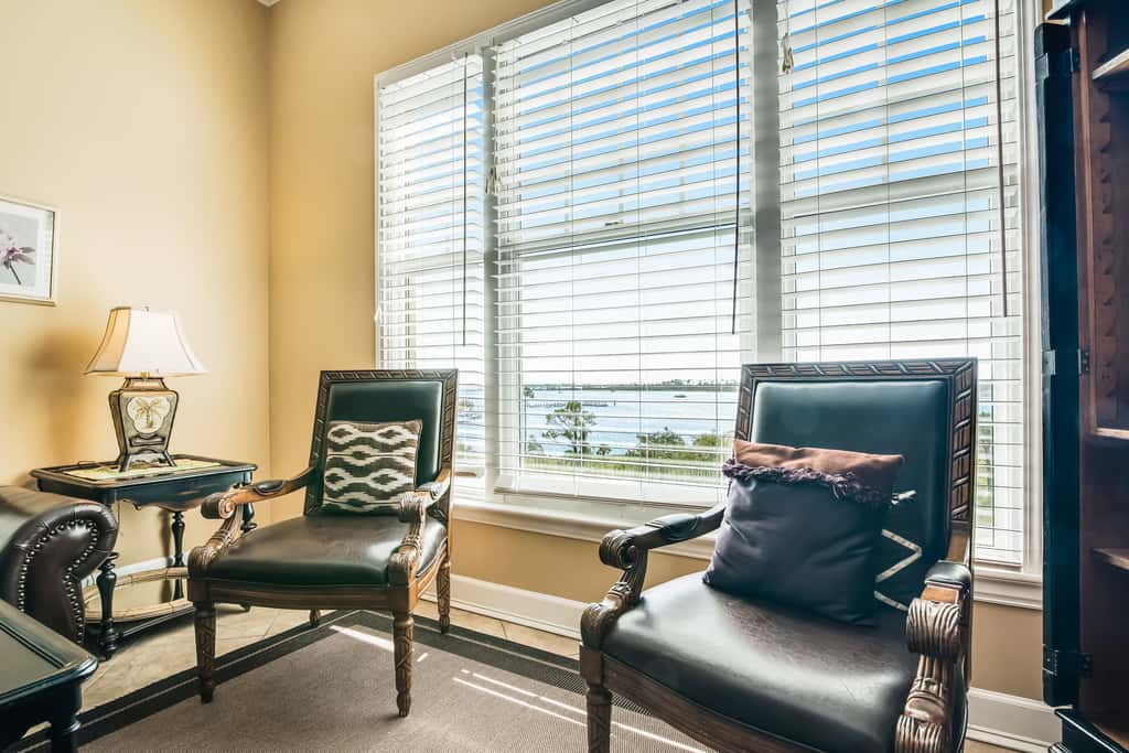 Bay-facing condo with majestic view & shared lagoon-style pool,hot tub