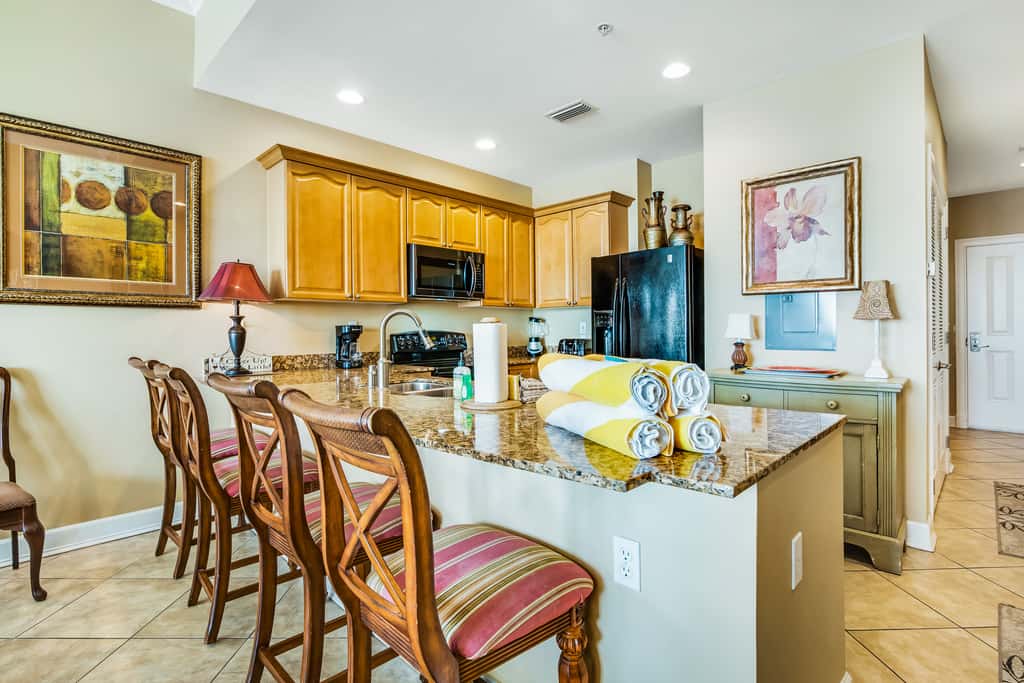 Bay-facing condo with majestic view & shared lagoon-style pool,hot tub