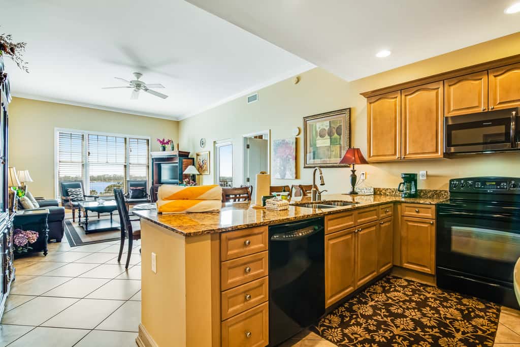 Bay-facing condo with majestic view & shared lagoon-style pool,hot tub