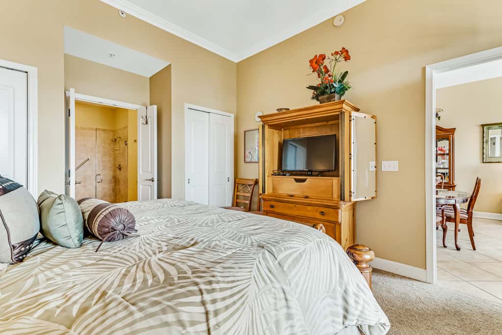 Bay-facing condo with majestic view & shared lagoon-style pool,hot tub