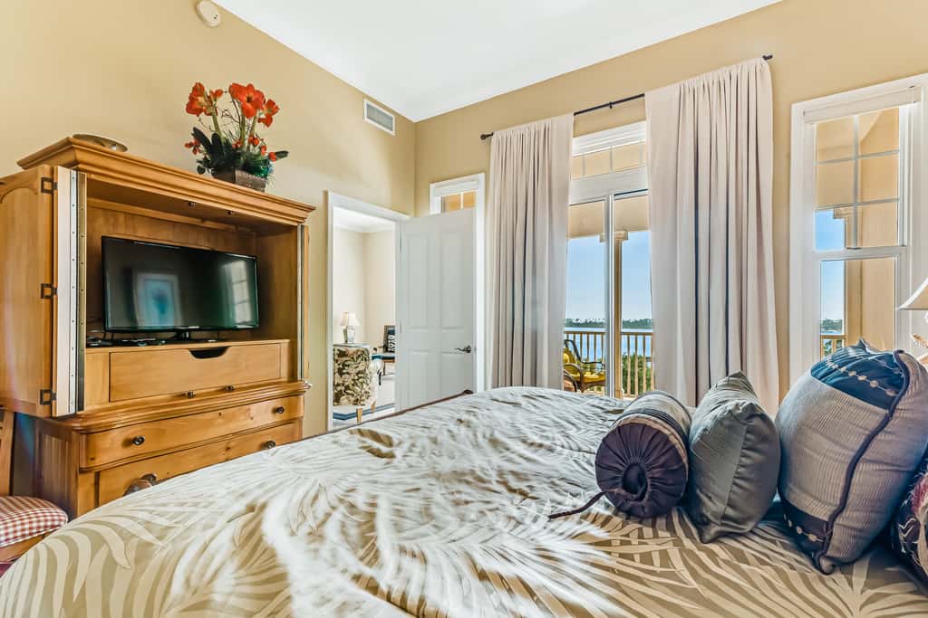 Bay-facing condo with majestic view & shared lagoon-style pool,hot tub