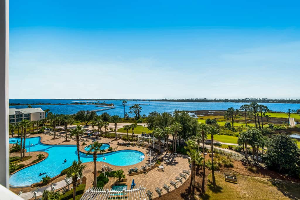 Bay-facing condo with majestic view & shared lagoon-style pool,hot tub