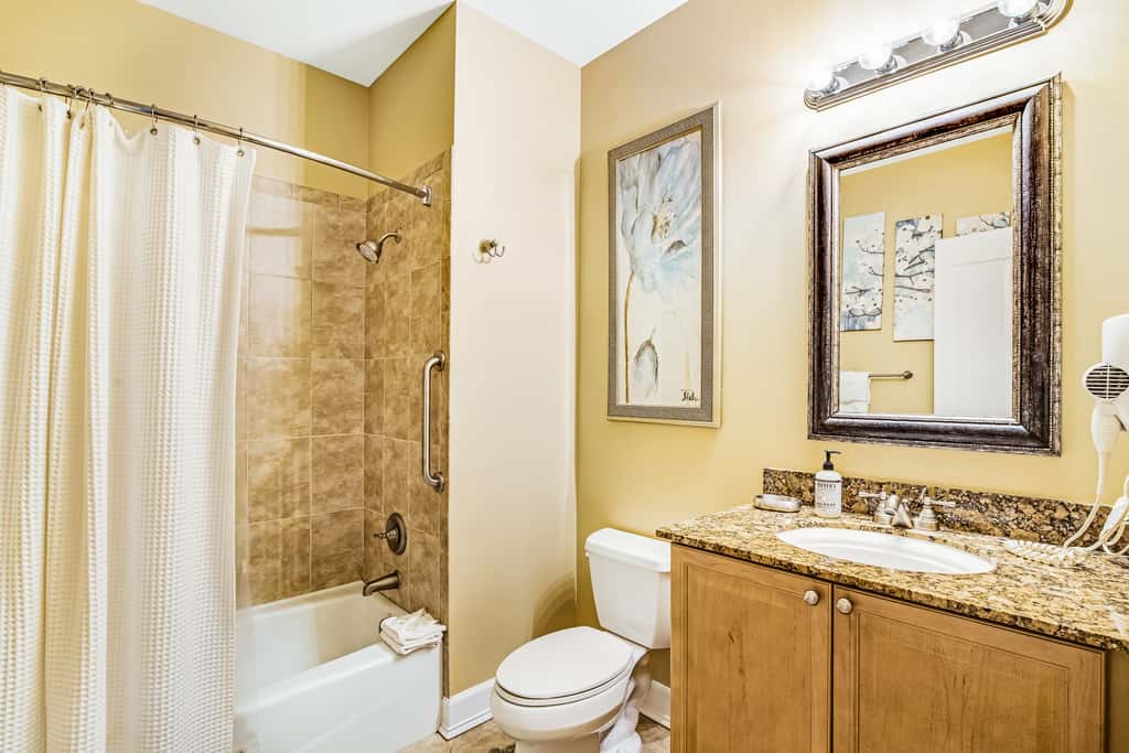 Bay-facing condo with majestic view & shared lagoon-style pool,hot tub