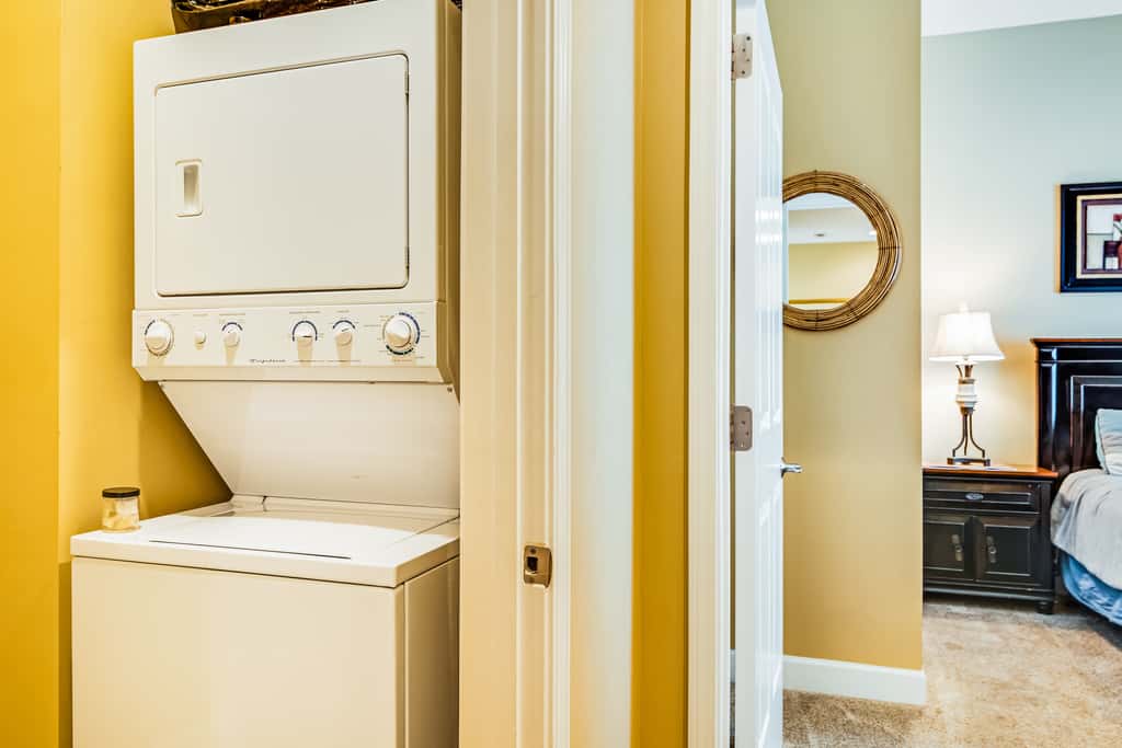 Bay-facing condo with majestic view & shared lagoon-style pool,hot tub