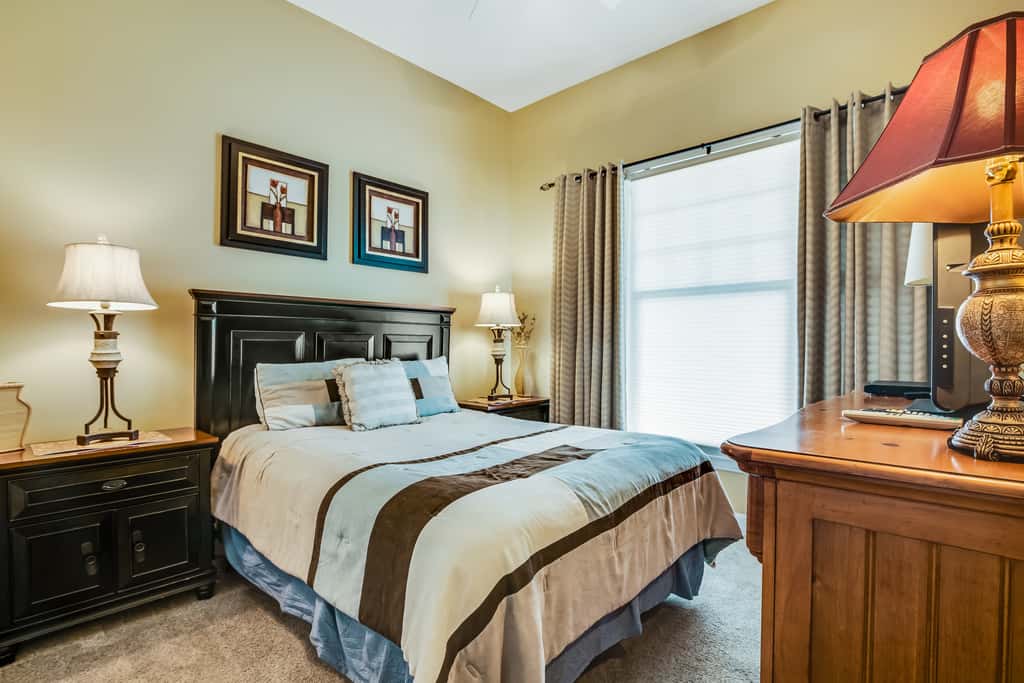 Bay-facing condo with majestic view & shared lagoon-style pool,hot tub